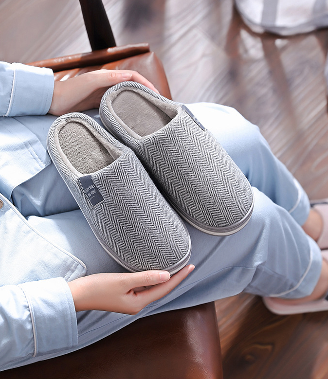 Zijaanzicht van luxe heren sloffen met warme voering en duurzame antislipzool. Comfortabel en veilig.