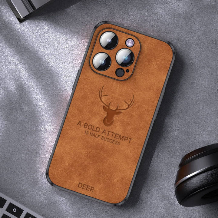 Hertenleren iPhone hoes, Veltro luxe editie, beschermt telefoon en cameralens effectief.