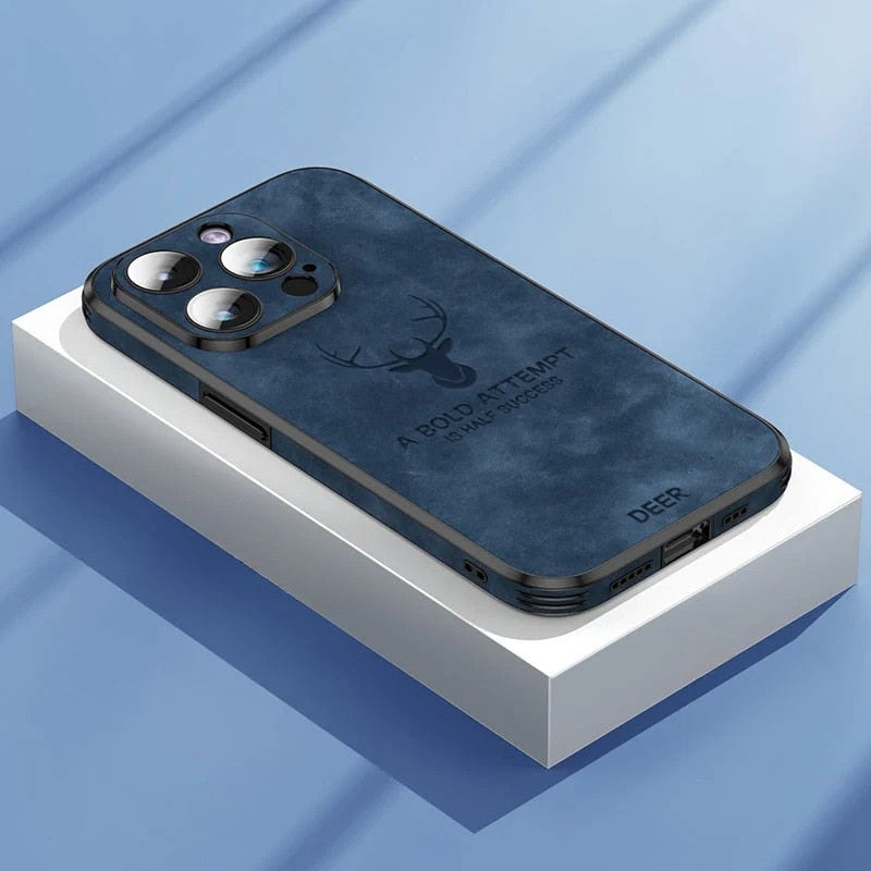 Premium hertenleren telefoonhoesje voor iPhone, luxe accessoire met lensbescherming.