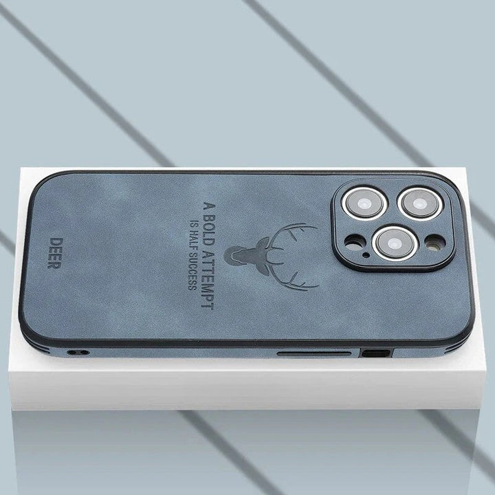 Stijlvolle iPhone hoes van hertenleer met Veltro design en ingebouwde lensbescherming.