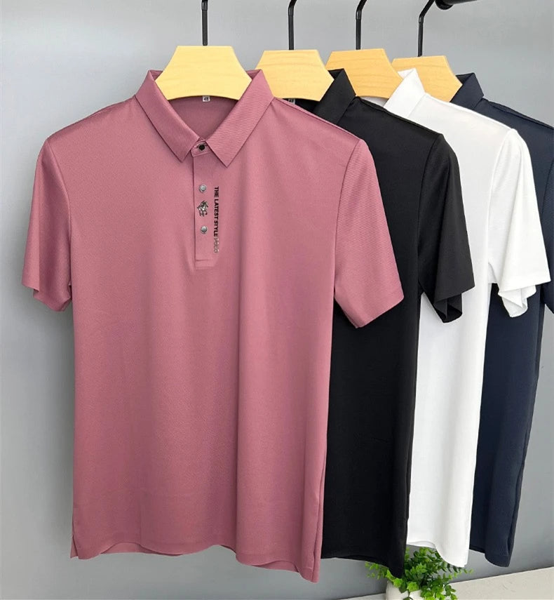 Model toont een casual Hoymans herenpolo. Korte mouwen, luxe uitstraling, comfortabel voor de zomer.
