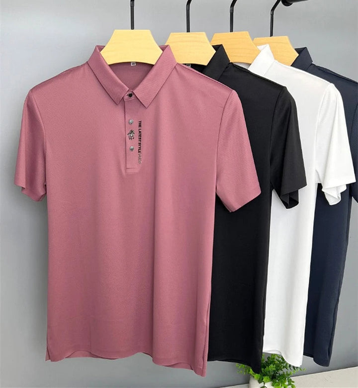 Model toont een casual Hoymans herenpolo. Korte mouwen, luxe uitstraling, comfortabel voor de zomer.