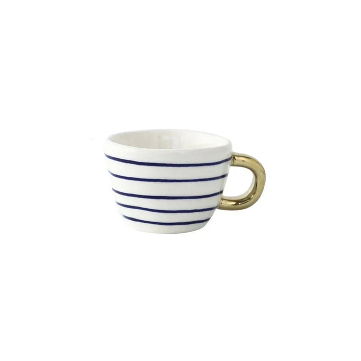 Comfortabele grip van de luxe keramische espressokop, ideaal voor uw favoriete drank.