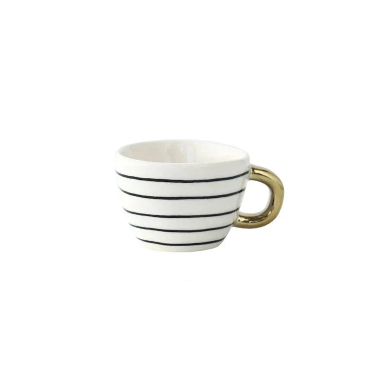 Glanzende afwerking van een luxe keramische espressokop, modern servies design.