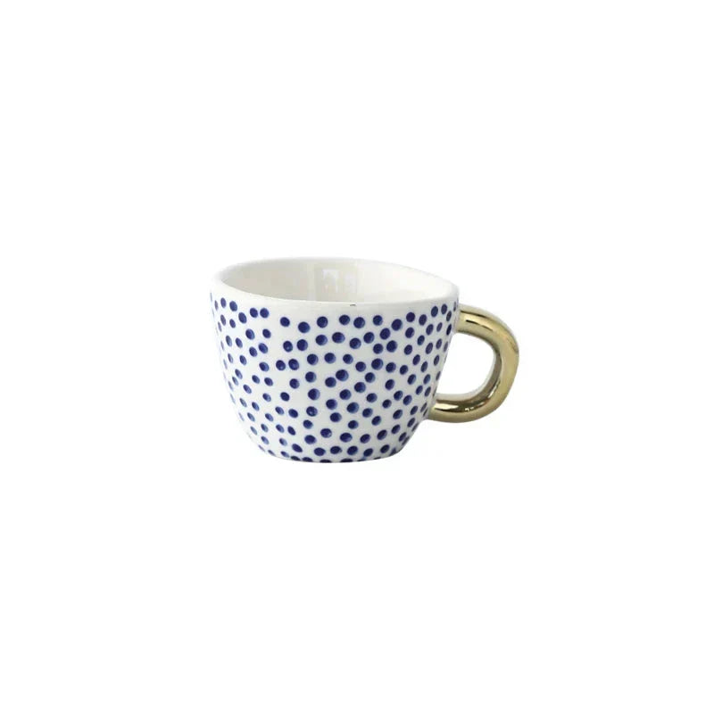 Verse espresso geserveerd in een warmhoudend, ergonomisch design keramisch koffiekopje.