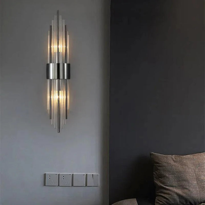Moderne design LED wandlamp Luméra met kristallen accenten, perfect voor een luxe interieur in hal of gang.