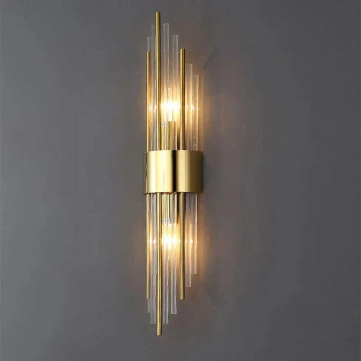 Energiezuinige kristallen Luméra LED wandlamp, creëert een warme, luxe sfeer met sprankelend licht.