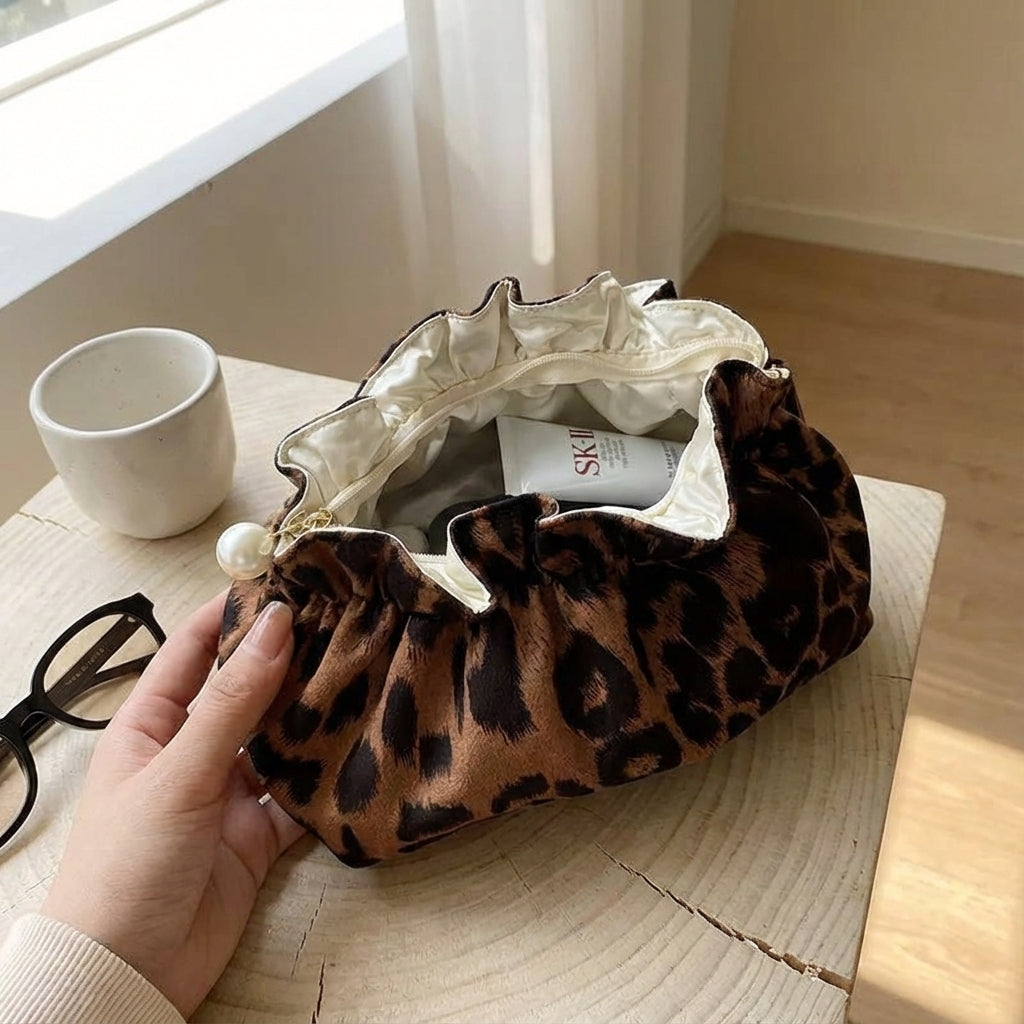 Luxe make-up tasje met ruffle top en elegante luipaardprint voor stijlvolle organisatie.