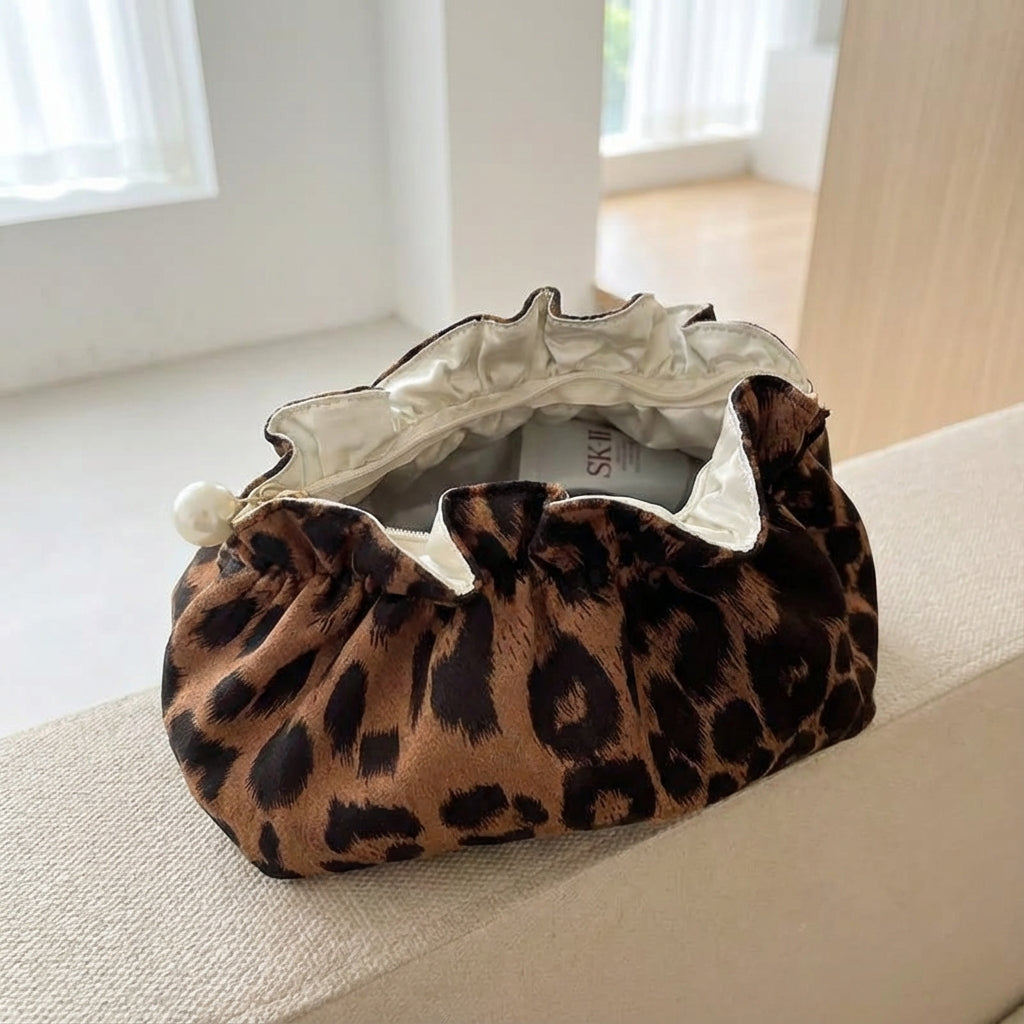 Stijlvolle Pearlynn cosmetische pouch met ruches, ideaal voor luxe beauty organisatie.