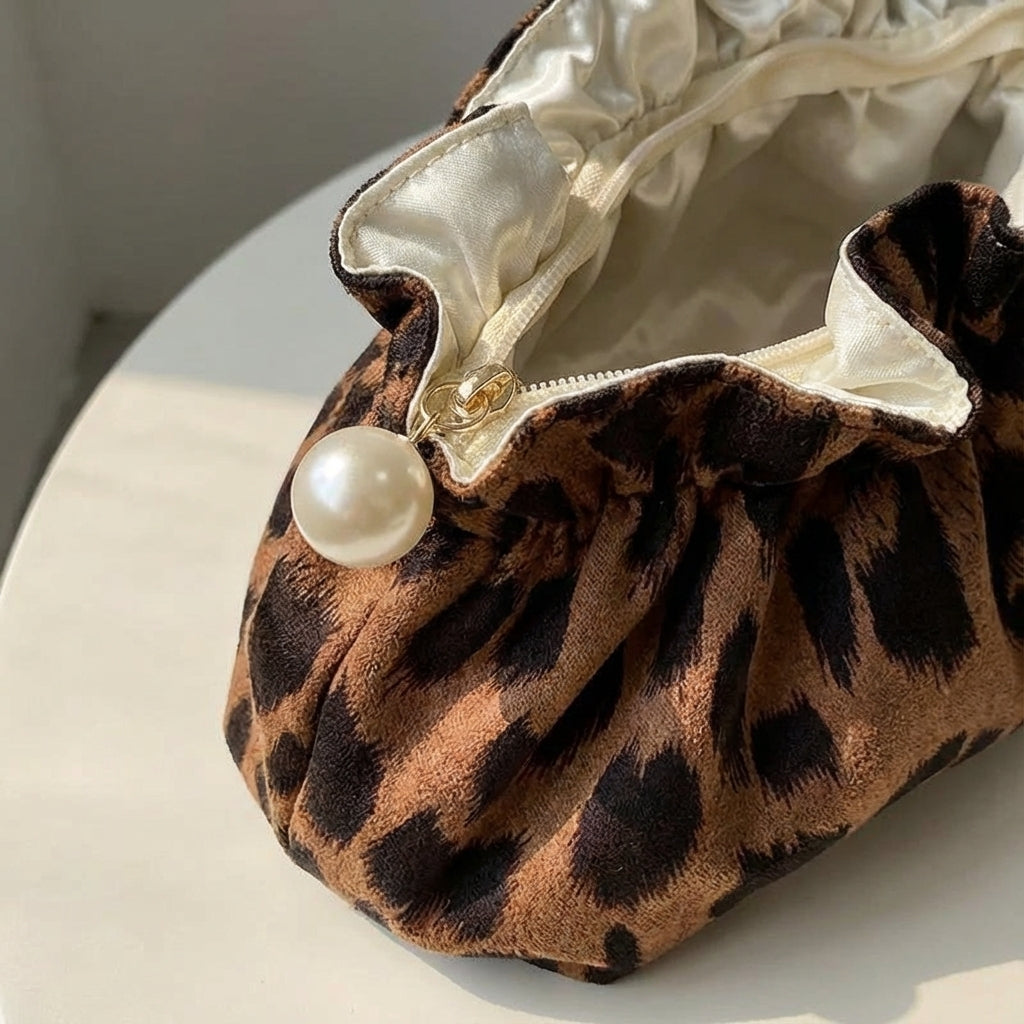 Elegante luxe cosmetische pouch voor vrouwen, met chique luipaardprint en ruffle detail.
