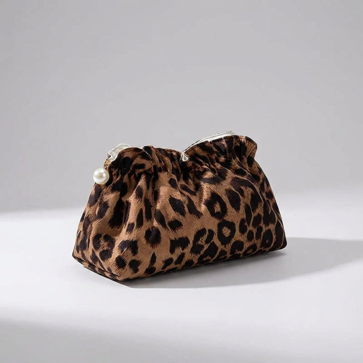 Georganiseerd en stijlvol make-up tasje met luxe luipaardprint en ruches voor al je beauty essentials.