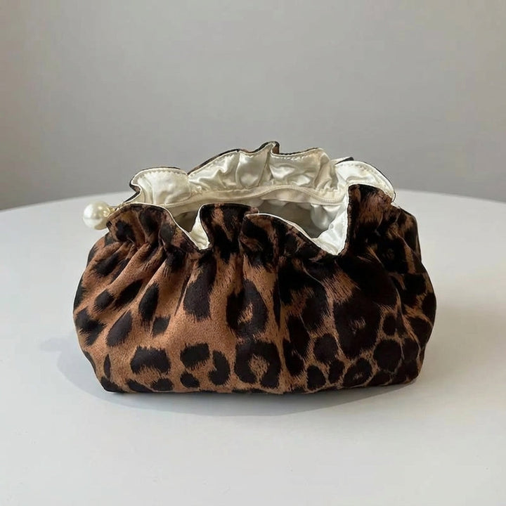 Chique Pearlynn ruffle top cosmetische pouch, perfect voor elegante vrouwen en hun make-up.