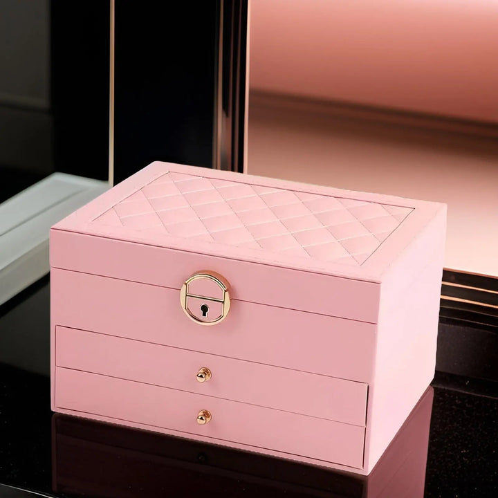 Detail van een open luxe sieradendoos met PU-leer interieur, tonend georganiseerde vakken voor diverse sieraden.
