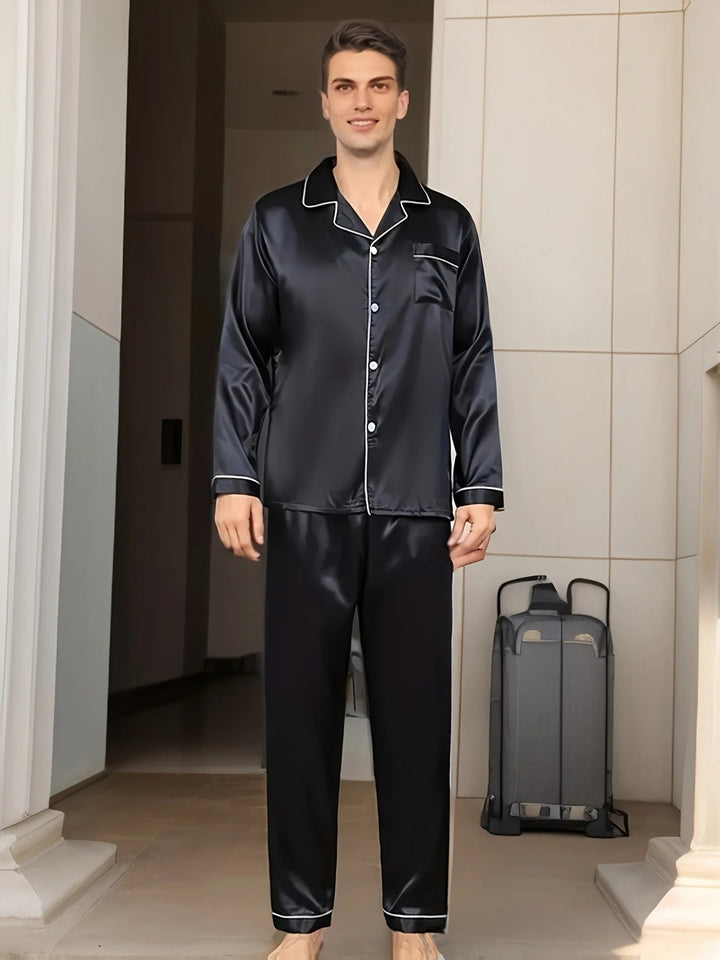 Elegante tweeledige herenpyjama van zacht satijn, ideaal als luxe loungewear voor ontspannen avonden thuis.