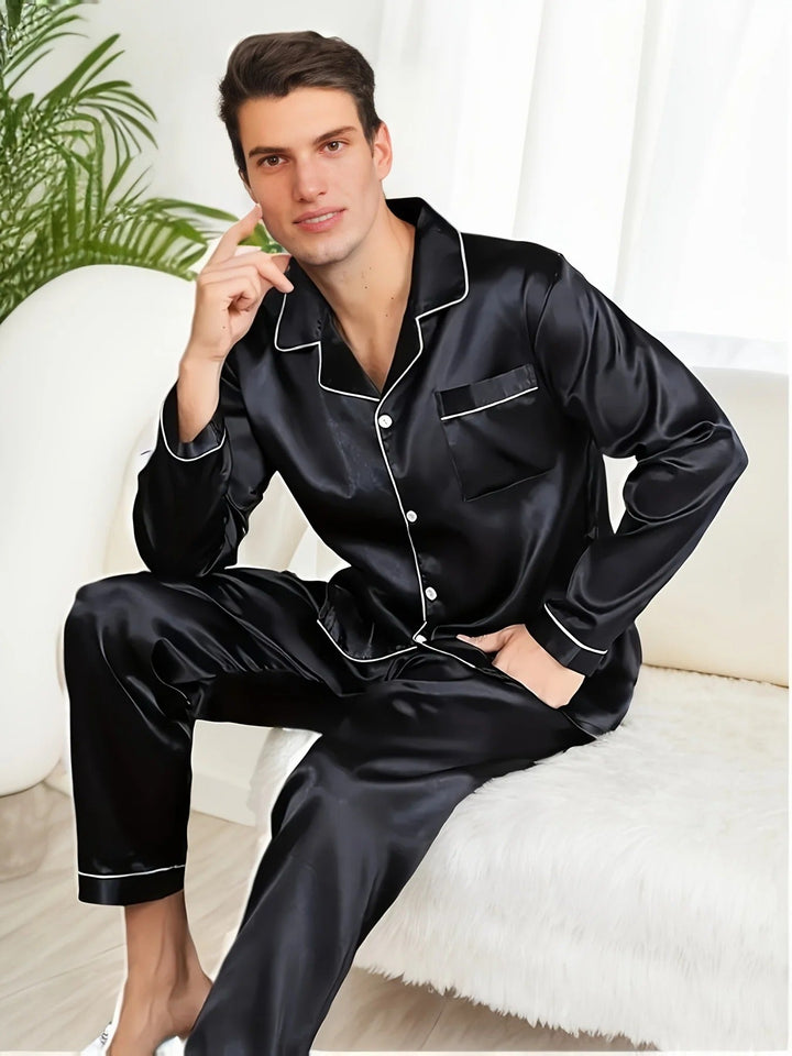 Model draagt de comfortabele Adrian satijnen herenpyjama, perfect voor een goede nachtrust en ontspanning.