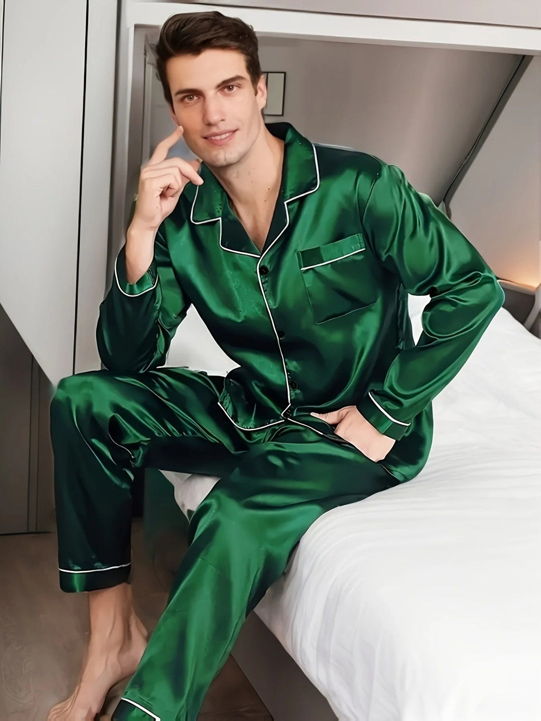 Opgevouwen luxe herenpyjama van satijn, Adrian-collectie, klaar om te dragen voor stijlvol slaapcomfort.