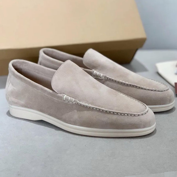 Dichtbij detail van het zachte suède materiaal van de Arthur heren loafers.