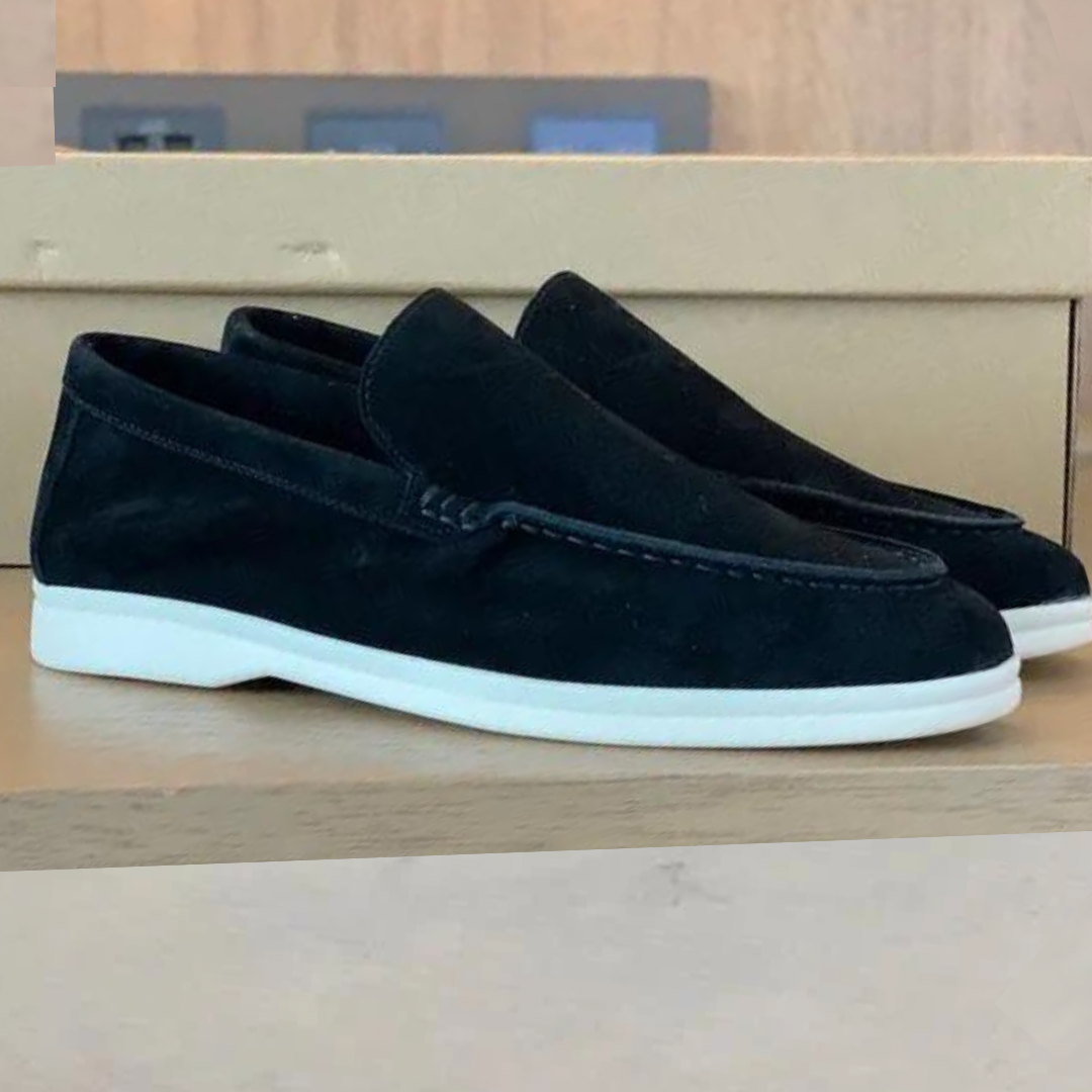 Man draagt stijlvolle bruine suède heren loafers Arthur, gecombineerd met een zomerse outfit.
