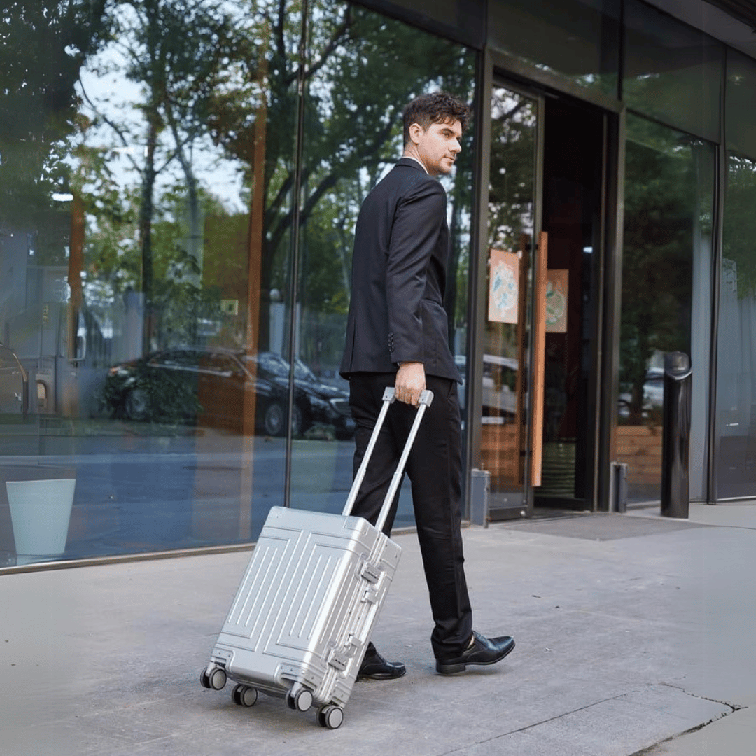Zilveren aluminium reiskoffer Emperor, geschikt als handbagage of ruimbagage voor elke vakantie.