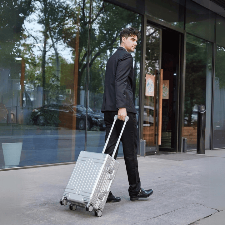 Zilveren aluminium reiskoffer Emperor, geschikt als handbagage of ruimbagage voor elke vakantie.