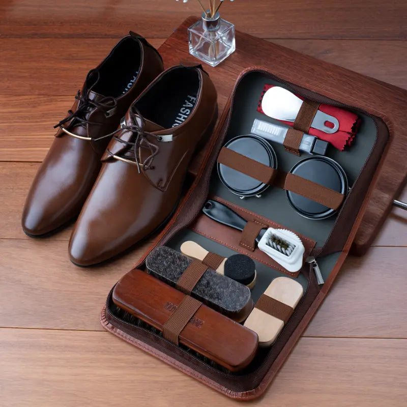 Overzicht van de LuxeShine schoenverzorgingsset: diverse borstels, reinigers en poetsdoeken voor schoenen.
