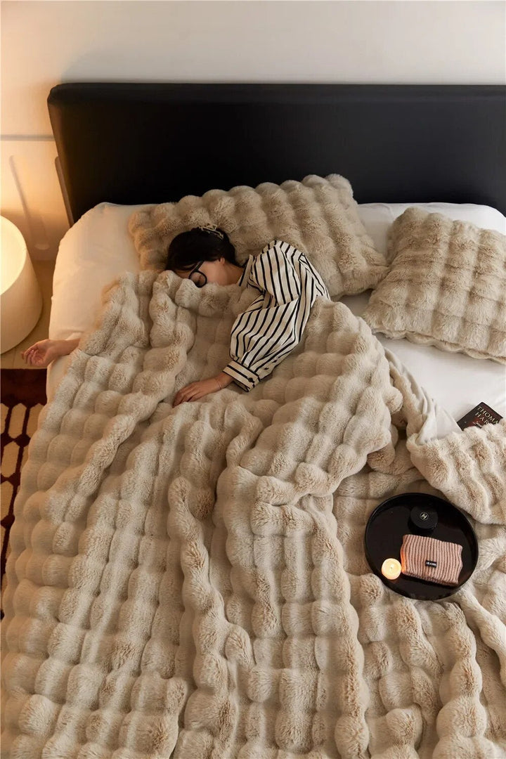 Luxueuze pluche deken van WarmWol voor ultiem comfort en warmte op de bank.