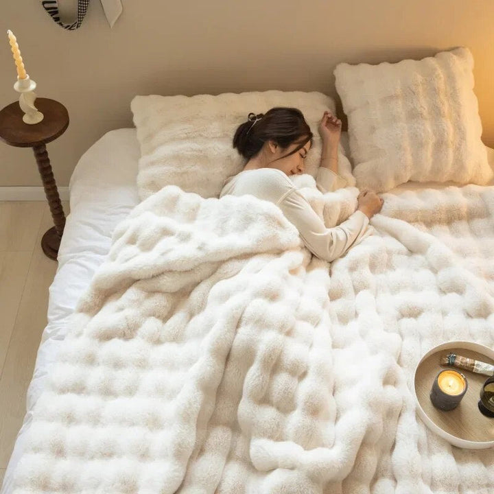 Ultiem warme pluche deken van WarmWol, de ideale gezellige bankdeken voor koude avonden.