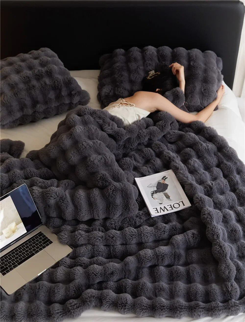 Zachte pluche deken; perfecte comfortdeken voor gezellige avonden en extra warmte thuis.