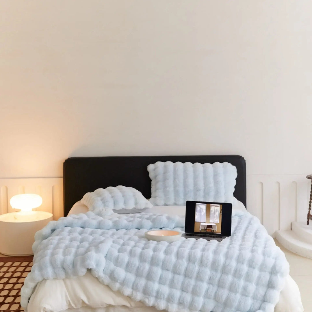 Comfortabele pluche deken voor ontspanning; gezellige warmte op de bank na een lange dag.