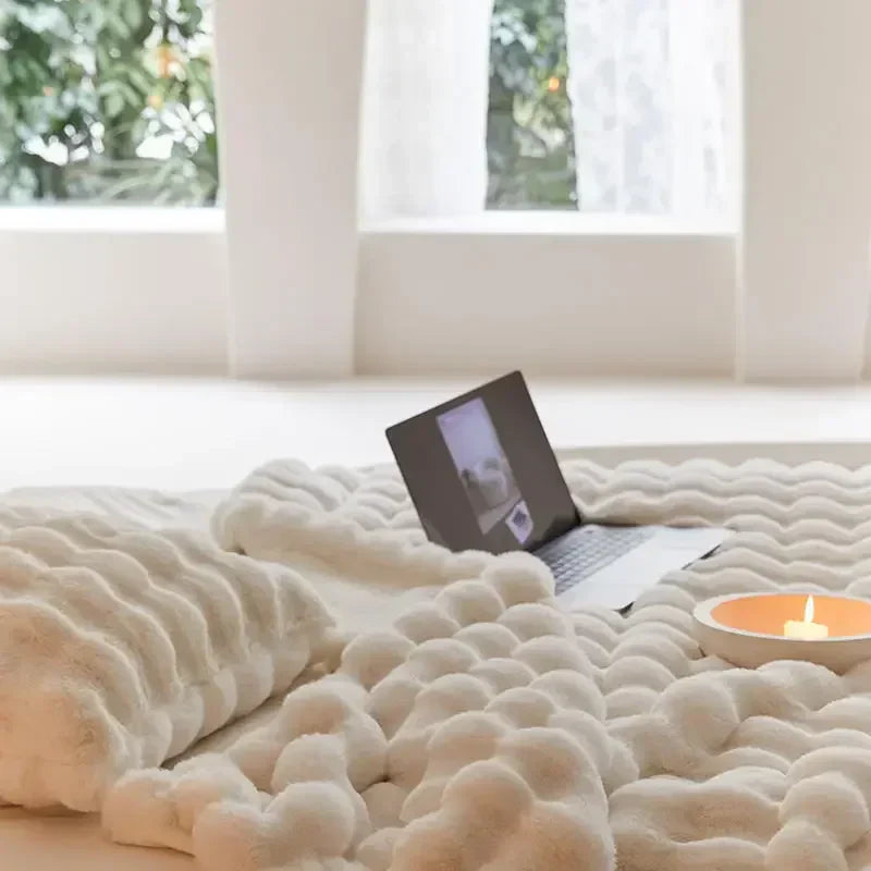 Gezellige WarmWol bankdeken van pluche op een moderne bank; biedt warmte en comfort.