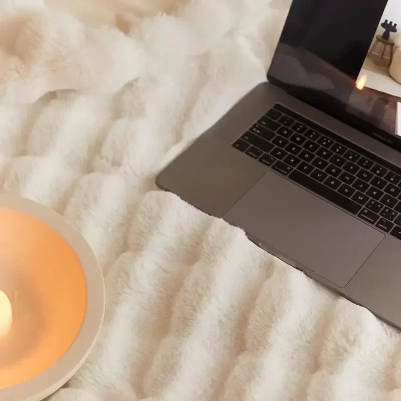 Mooie stapel pluche comfortdekens van WarmWol in verschillende kleuren en maten.