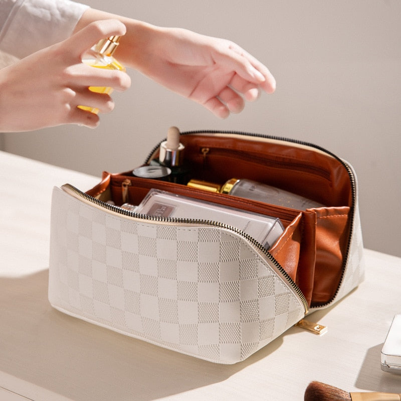Luxe geruite make-up tas van PU-leer in meerdere kleuren, ideaal voor stijlvol reizen en organisatie.