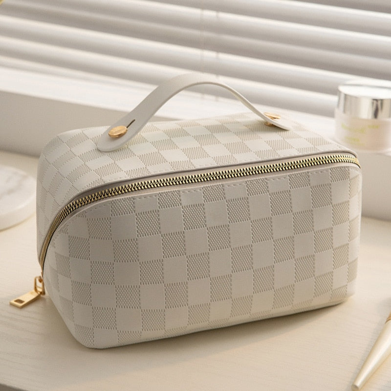 Luxe geruite make-up tas van PU-leer in meerdere kleuren, ideaal voor stijlvol reizen en organisatie.