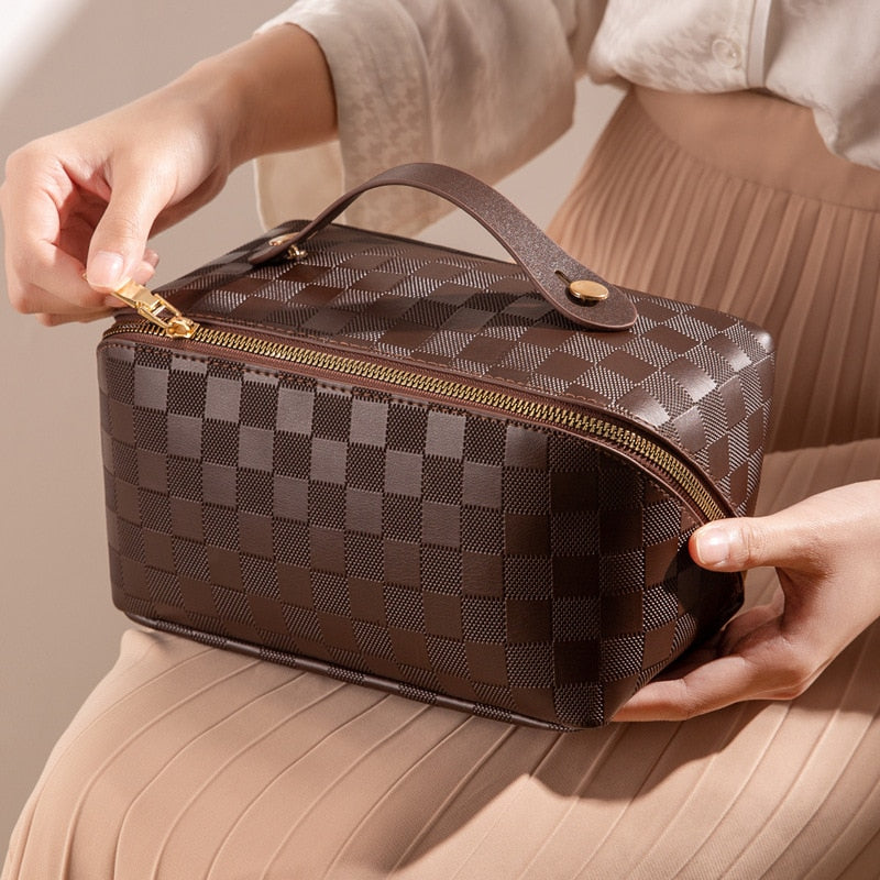 Luxe geruite make-up tas van PU-leer in meerdere kleuren, ideaal voor stijlvol reizen en organisatie.