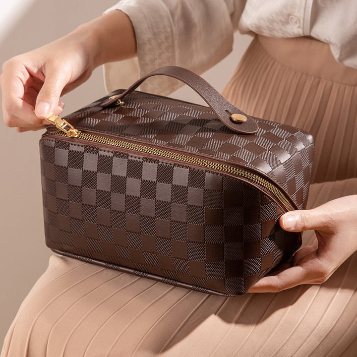 Luxe geruite make-up tas van PU-leer in meerdere kleuren, ideaal voor stijlvol reizen en organisatie.