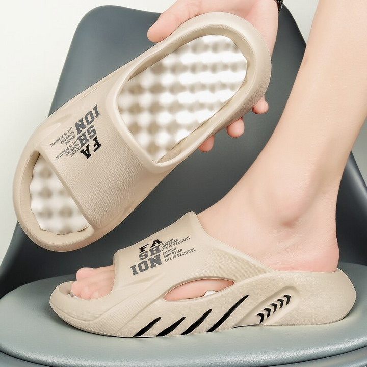 Luxe heren badslippers met een zacht voetbed en antislipzool in elegant ontwerp voor veilige grip op natte vloeren