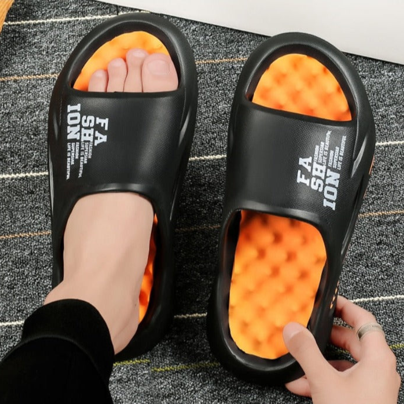 Luxe heren badslippers met een zacht voetbed en antislipzool in elegant ontwerp voor veilige grip op natte vloeren