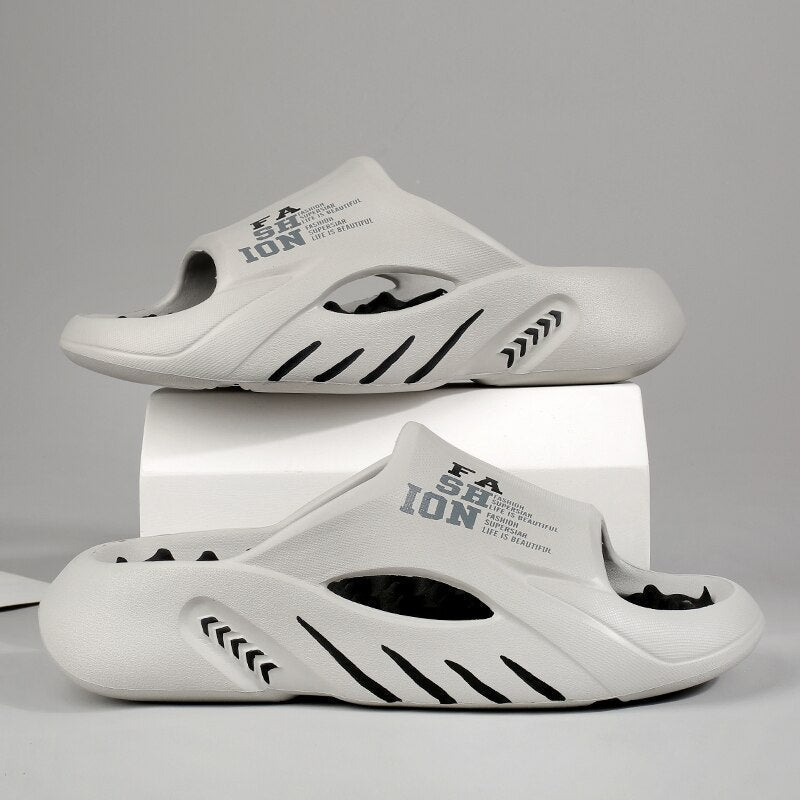Luxe heren badslippers met een zacht voetbed en antislipzool in elegant ontwerp voor veilige grip op natte vloeren