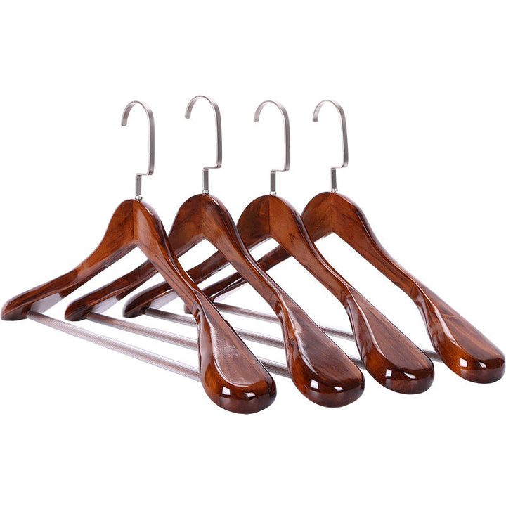 Luxe houten kledinghangers met elegante metalen accenten, elegant gebogen design, hoogwaardig afgewerkt.