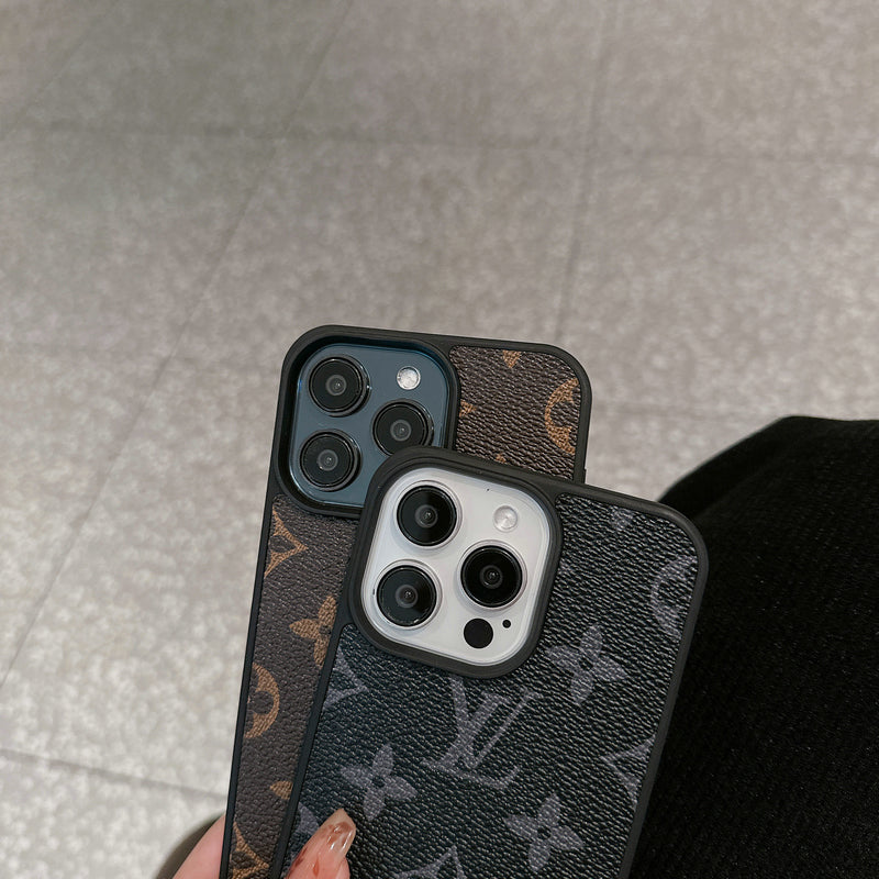 Luxueuze iPhone hoes van leer met groot bloemendessin en kaartvak, vooraanzicht toont stijlvol ontwerp.