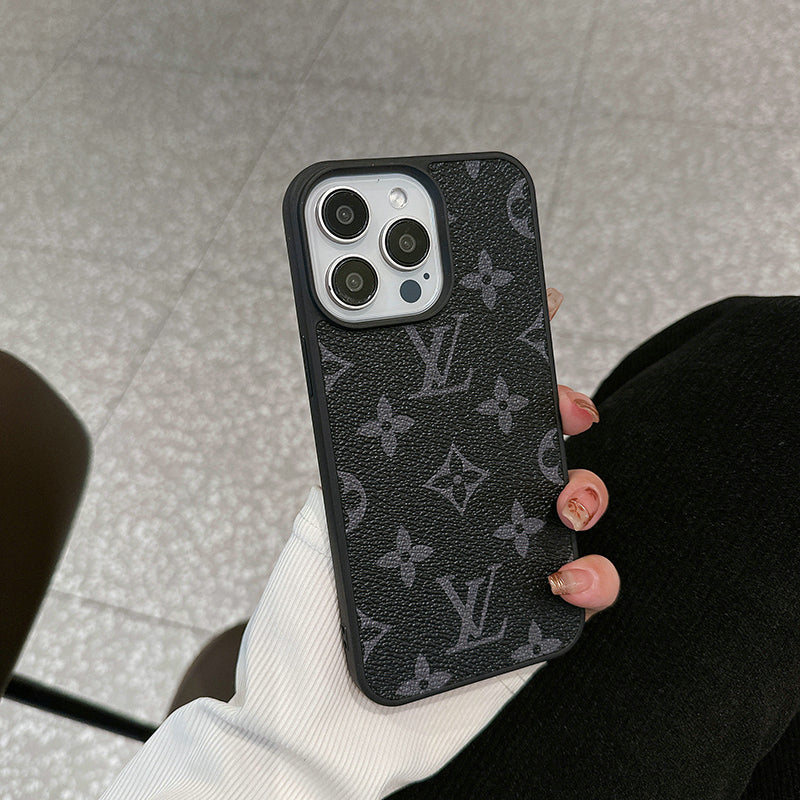 Luxueuze iPhone hoes van leer met groot bloemendessin en kaartvak, vooraanzicht toont stijlvol ontwerp.