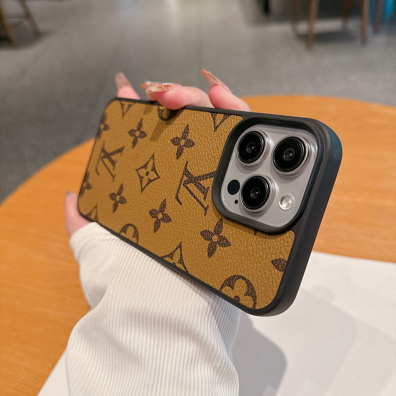 Luxueuze iPhone hoes van leer met groot bloemendessin en kaartvak, vooraanzicht toont stijlvol ontwerp.
