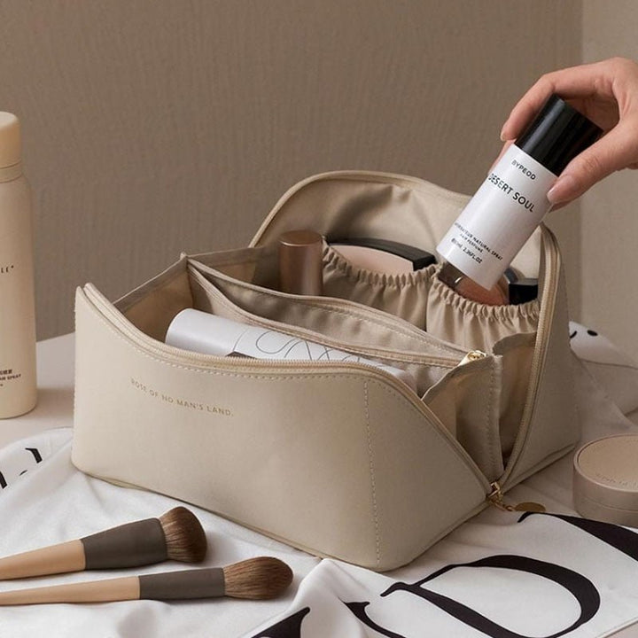 Luxe cosmeticatas in beige met een stijlvol ontwerp en ruime opbergmogelijkheden voor damescosmetica.