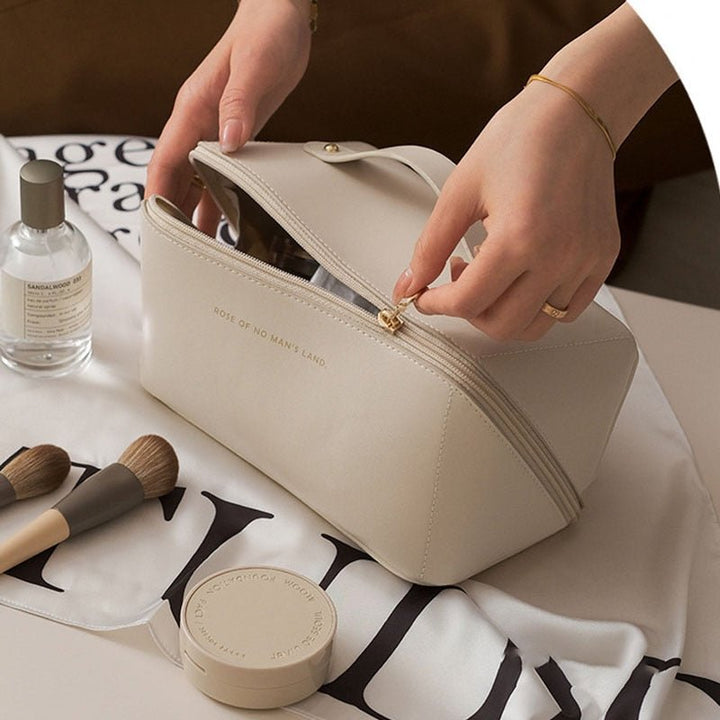 Luxe cosmeticatas in beige met een stijlvol ontwerp en ruime opbergmogelijkheden voor damescosmetica.