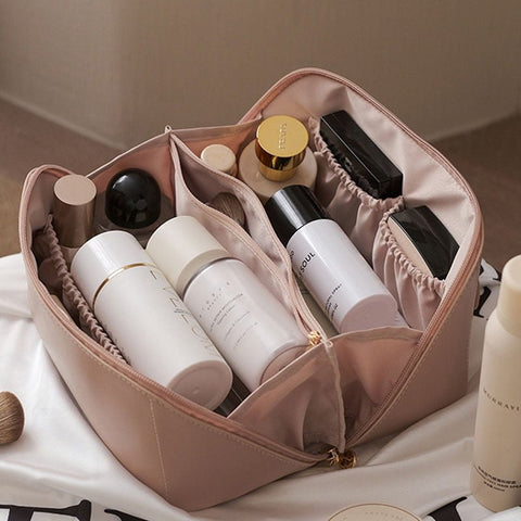 Luxe cosmeticatas in beige met een stijlvol ontwerp en ruime opbergmogelijkheden voor damescosmetica.