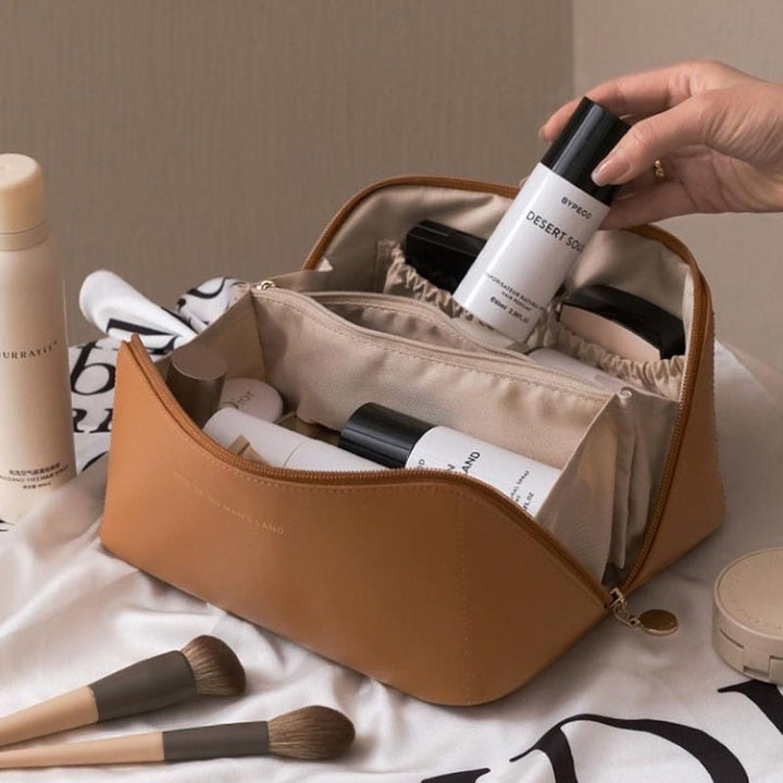Luxe cosmeticatas in beige met een stijlvol ontwerp en ruime opbergmogelijkheden voor damescosmetica.