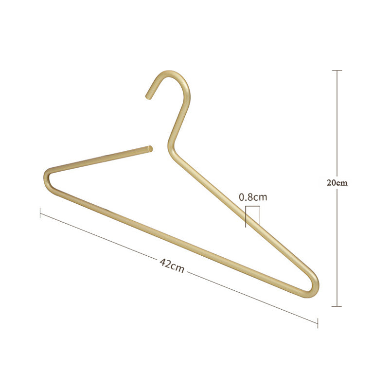 Metalen kledinghangers in de kledingkast voor een opgeruimde look