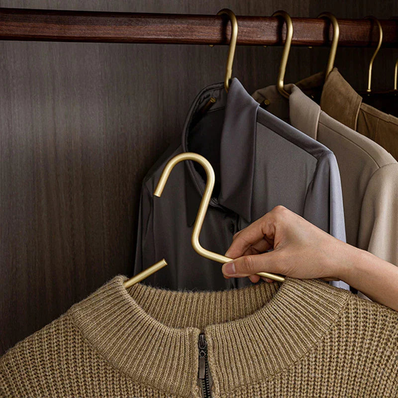 Hoge kwaliteit matgoude kledinghangers, ideaal voor het behoud van kleding op een nette manier