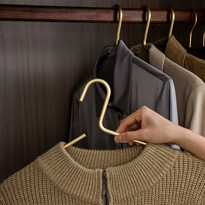 Hoge kwaliteit matgoude kledinghangers, ideaal voor het behoud van kleding op een nette manier
