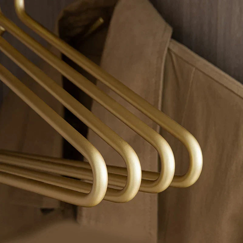 Premium matgoude kledinghangers in een naadloos design, zorgen voor een elegante kledingpresentatie